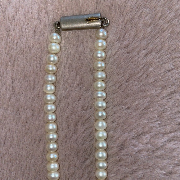 2 strands of faux pearls - Picture 5 of 7